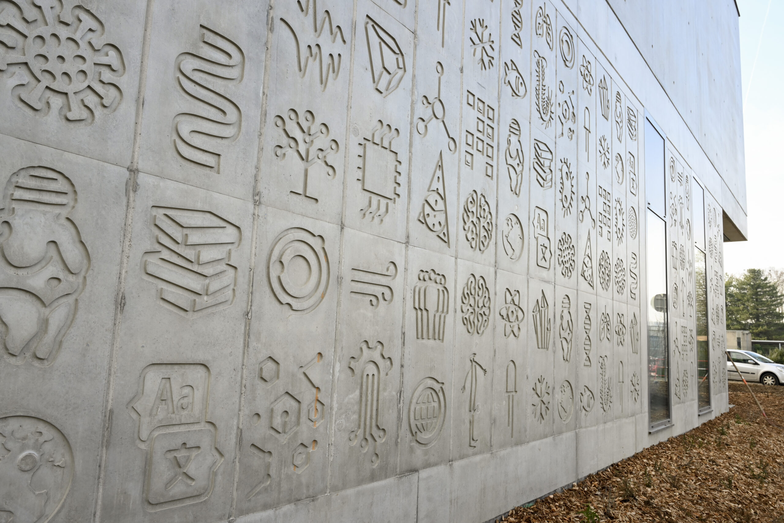 Featured image for “Des murs qui se racontent : Pour une science (pas) de façade”