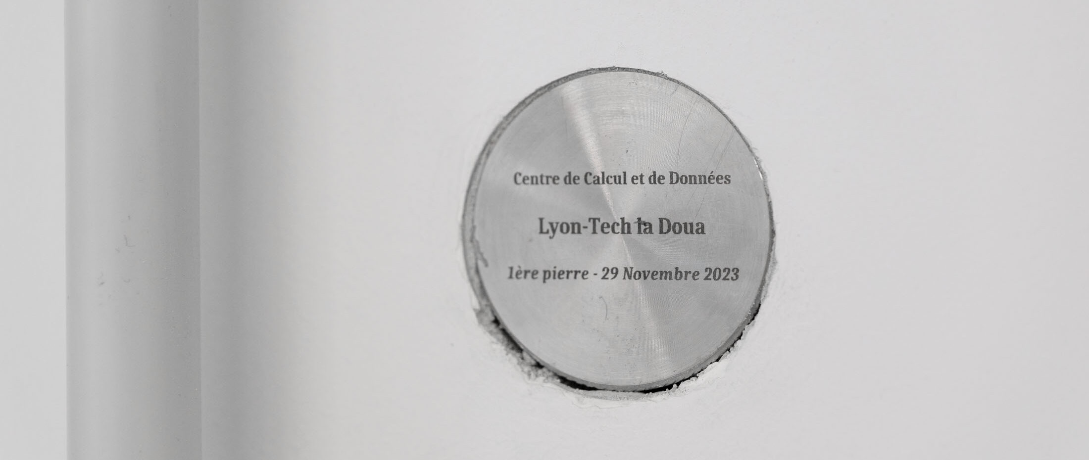 plaque où est inscrit "CCDD, 1ère pierre - 29 Novembre 2023"